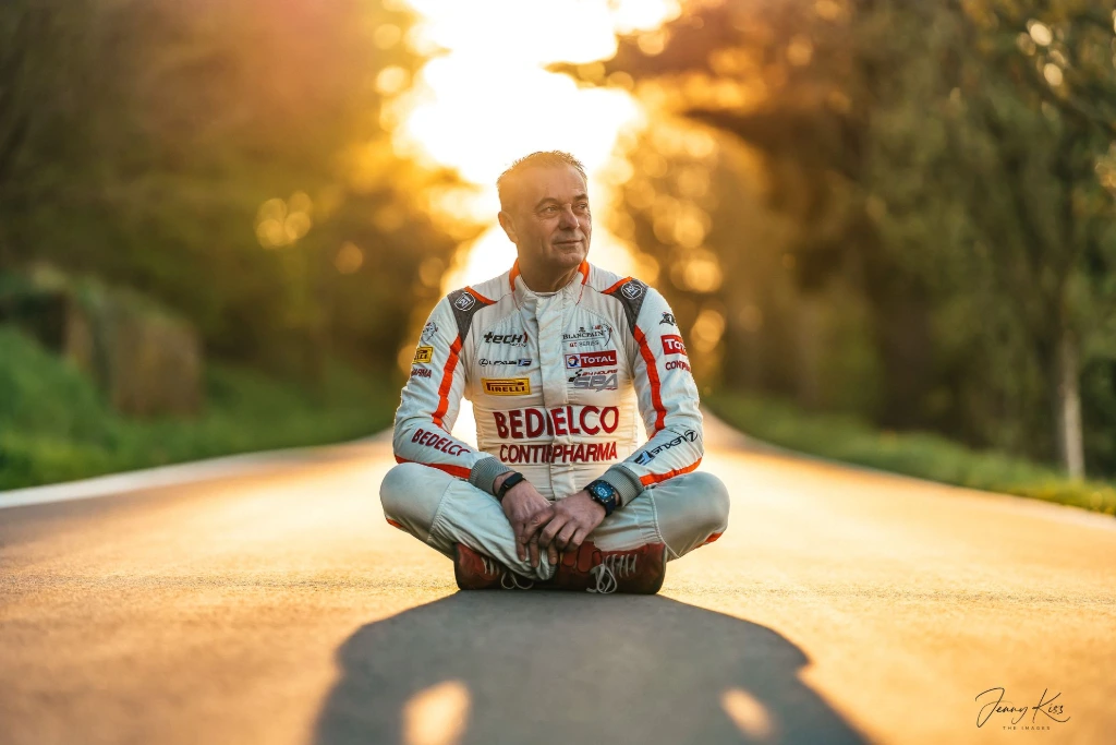 Editorial-Porträt eines Unternehmers im Motorsport, das Leidenschaft, Entschlossenheit und Führungsstärke vermittelt.