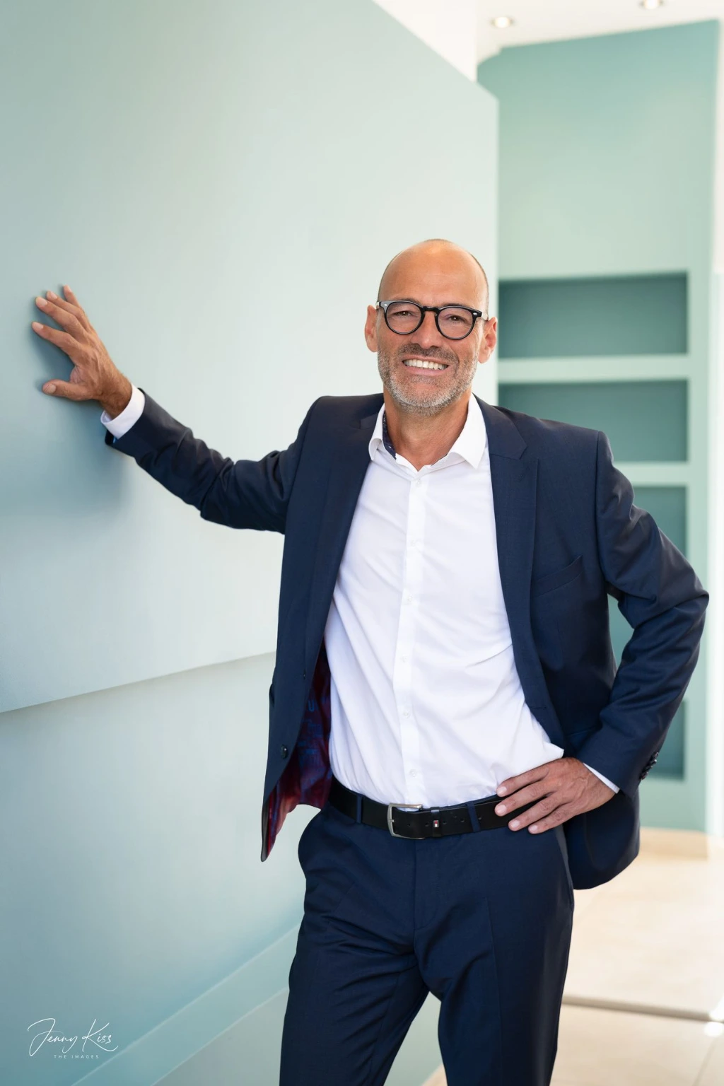 Professionelles Foto eines lächelnden Unternehmers, dessen warme Ausstrahlung Offenheit, Vertrauen und Nahbarkeit vermittelt.